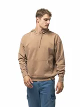 Buzo canguro con capucha, bolsillo frontal tipo canguro, puños y ruedo acanalados. Presenta un diseño holgado y cómodo.