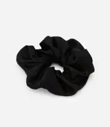 Colita de pelo grande con efecto satinado.