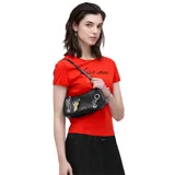 Cartera tipo shoulder bag de cuero color negro, de diseño alargado, con asa de hombro ajustable y herrajes metálicos plateados con detalles de anillos y dijes colgantes, incluyendo una llave dorada.