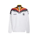 Campera adidas de la selección de Alemania inspirada en el diseño de 1994, color blanco con estampado geométrico tricolor en la parte superior y cuello tipo bomber. Cuenta con cierre frontal completo y bolsillos laterales.