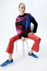 Pantalón de jean acampanado color rojo.