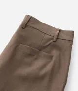 Pantalón de vestir masculino con corte recto y diseño sastre. Presenta cintura con pasantes, cierre tradicional y bolsillos laterales. Confeccionado en tejido de poliéster con un toque de elastano para mayor comodidad.