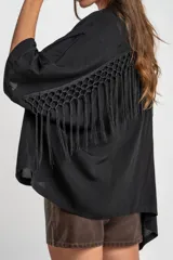 Kimono negro de mangas 3/4 con detalle de flecos en los hombros.