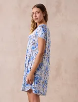 Camisón corto de tejido suave con estampado de leopardo en tonos grises y rosados, con escote redondo y mangas cortas.