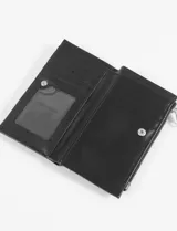 Billetera rectangular de cuero vegano en color fucsia, con acabado texturizado tipo gastado. Cuenta con cierre superior metálico y placa con logo en el frente.