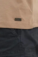 Remera tipo henley de manga corta, color beige, con cuello redondo y cartera de botones frontal.