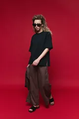 Remera de algodón con corte boxy fit, silueta amplia, hombros caídos y aberturas laterales.