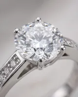 Anillo solitario de plata 925 con una circonica central de corte redondo y pavé de circonias en los hombros de la banda.