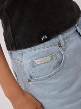 Musculosa de algodón con efecto lavado, cuello redondo y diseño ajustado al cuerpo.