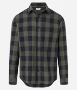 Camisa de hombre de manga larga, confeccionada en franela de algodón, con cuello inglés y abotonadura frontal. Presenta un estampado de cuadros grandes en tonos verde oliva y negro.