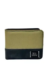 Billetera de tela color verde oliva y negro, con logo de la marca en etiqueta cosida.