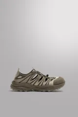 Sandalia deportiva negra con aberturas laterales para ventilación, puntera reforzada, ajuste con cordones y suela de goma.