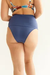 Bombacha de bikini de tiro alto color azul, con faja reductora en la zona abdominal.