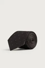 Corbata de seda color marrón oscuro, con diseño de pequeños rombos estampados en tonos claros.