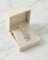 Dije de plata 925 con forma de niño, completamente cubierto de circonias brillantes.