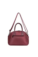 Bolso Trendy bordó de estilo casual, con doble asa de mano, correa ajustable para el hombro y un pequeño monedero redondo colgante. Cuenta con bolsillos frontales y laterales, cierre superior y aplique metálico con el logo de la marca.