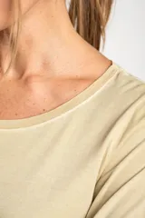 Remera color amarillo mostaza de algodón peinado, con escote redondo y mangas 3/4. Corte ajustado al cuerpo.