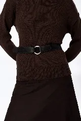 Cinturón de cuero negro con hebilla metálica circular plateada y diseño minimalista.