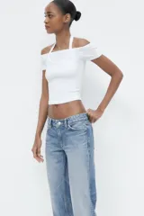 Pantalón de jean negro de corte recto y tiro bajo, con trabillas y cinco bolsillos.