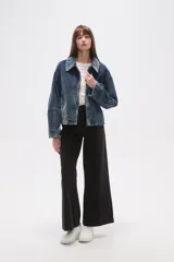 Campera azul de pana con cierre frontal, cuello camisero y corte holgado.