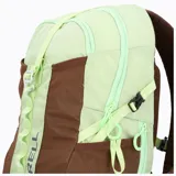 Mochila de senderismo Merrell Crest Daypack con capacidad de 22 litros, en combinación de colores verde claro y marrón. Cuenta con diseño ergonómico, respaldo acolchado, bolsillos laterales para botellas, cinta frontal daisy chain y correas ajustables con silbato de emergencia.