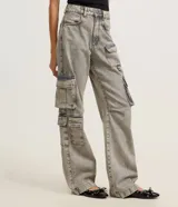 Pantalón cargo de jean gris con lavado ácido, corte recto, tiro medio y múltiples bolsillos laterales.