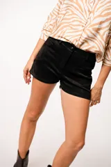 Short de gamuza color borgoña, con bolsillos delanteros y cintura alta.