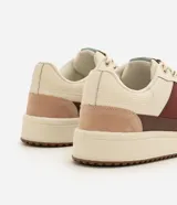 Championes urbanos Satinato, color beige con detalles en marrón, bordó, rosado y verde. Cuentan con capellada de poliuretano con recortes, cierre de cordones y suela plana estructurada.