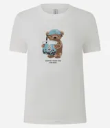 Remera blanca con cuello redondo y mangas cortas, confeccionada en algodón con elastano. Presenta una estampa frontal de un oso sosteniendo un vaso de boba con la frase "Always a good time for boba".
