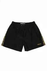Short de baño negro de nylon liviano con cintura elástica ajustable con cordón, bolsillos laterales y cinta bordada con patrón estilo serpiente en los laterales.
