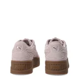 Championes urbanos Puma modelo Karmen II Idol SD, color rosado con capellada de gamuza y suela de plataforma alta en color marrón.