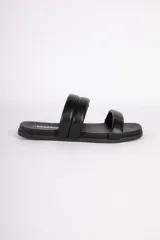 Sandalias bajas negras de símil cuero con dos tiras acolchonadas.