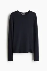 Remera entallada de manga larga con cuello redondo, confeccionada en tejido de punto.