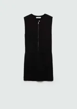 Vestido corto de punto fino, sin mangas, con cuello redondo y cierre frontal con cremallera metálica.