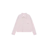 Camisa de manga larga Eme Studios modelo Bolibic Sugar, con diseño a rayas finas rosadas y blancas, cuello camisero, cierre frontal de botones y bolsillo en el pecho.