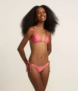 Conjunto de bikini rosado de microfibra brillante, compuesto por un corpiño triangular con tiras finas y una bombacha con lazos laterales, doble hilo y adornos de madera.