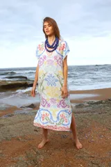 Túnica estampada con motivos geométricos en tonos pastel, escote en V y tajos laterales.