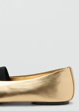 Zapato plano tipo bailarina en color dorado, con punta redonda y tira elástica en color negro sobre el empeine.
