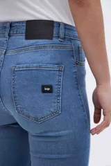 Jean de tiro medio, corte ajustado en cintura y caderas, con pierna acampanada.