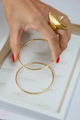 Pulsera rígida de acero quirúrgico con baño de oro 18k.