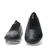 Championes de fútbol Umbro Borel Club HG/FG, color negro con diseño texturizado a rayas verticales y el logo de la marca en el lateral. Cuenta con tapones en la suela para césped natural y artificial.