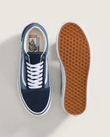 Championes Vans modelo Skate Old Skool, con diseño low-top en tonos azul marino y azul medio. Presentan la icónica franja lateral Sidestripe en blanco, confeccionados en una combinación de gamuza y lona con suela vulcanizada de goma blanca y patrón Waffle.