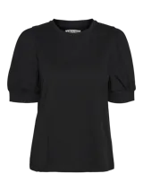 Remera negra de cuello redondo y mangas cortas abullonadas con volumen. Confeccionada en algodón orgánico de calce regular.