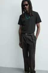 Camiseta de corte regular con cuello redondo, manga corta y bolsillo plastrón en el pecho. Presenta un acabado de color verde con efecto lavado.