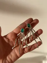 Aros colgantes de alpaca plateada con piedra de ágata verde.