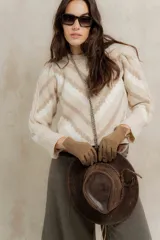 Sweater de punto con diseño jacquard en zigzag, cuello redondo, cuerpo holgado y mangas largas con hombros abullonados.