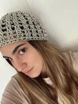 Gorro tipo casquete tejido a mano en crochet con hilo de algodón y lurex.