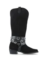 Bota alta de gamuza negra con diseño de inspiración western, taco cuadrado y puntera fina. Cuenta con arneses desmontables de cuero napa adornados con tachas y apliques metálicos alrededor del tobillo.