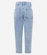 Pantalón mom de jeans celeste con cintura alta, bolsillos cuadrados delanteros y traseros, cierre con botón y cremallera, y trabillas en la cintura.