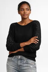 Sweater negro de viscosa con cuello redondo y mangas largas, decorado con detalles de strass en los hombros y a lo largo de las mangas.